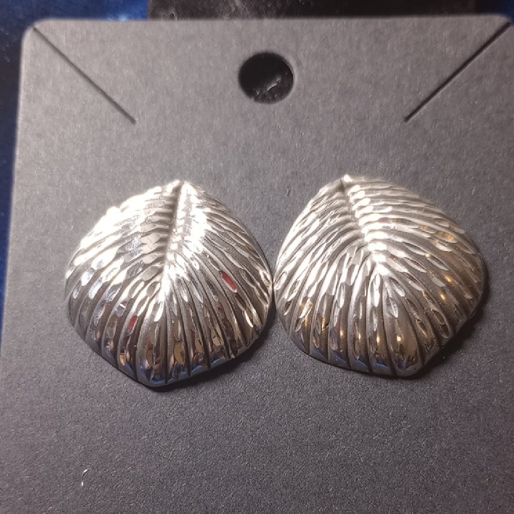 Silver Shell-Shaped Diamond Cut Stud Earrings - image 2